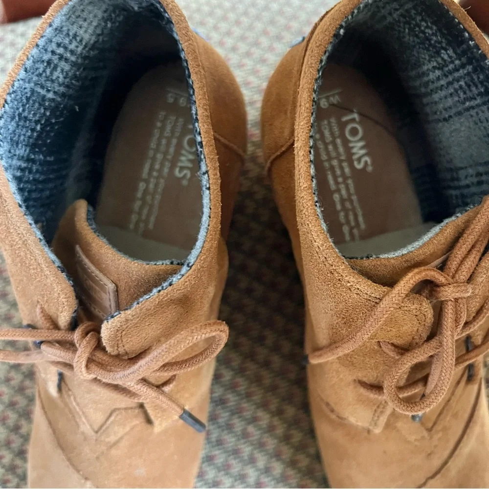 TOMS cute  Desert Bootie Wedge size 9.5 Chestnut suede New with original…